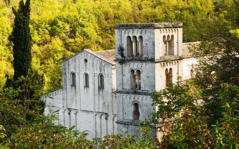 Von Macchie di Coco bis Serramonacesca mit der Abtei San Liberatore