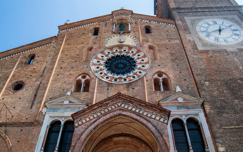 La facciata della cattedrale di S. Maria Assunta a Lodi