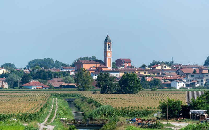 Il campanile della chiesa di S. Giovanni Battista svetta sulle case di Orio Litta.