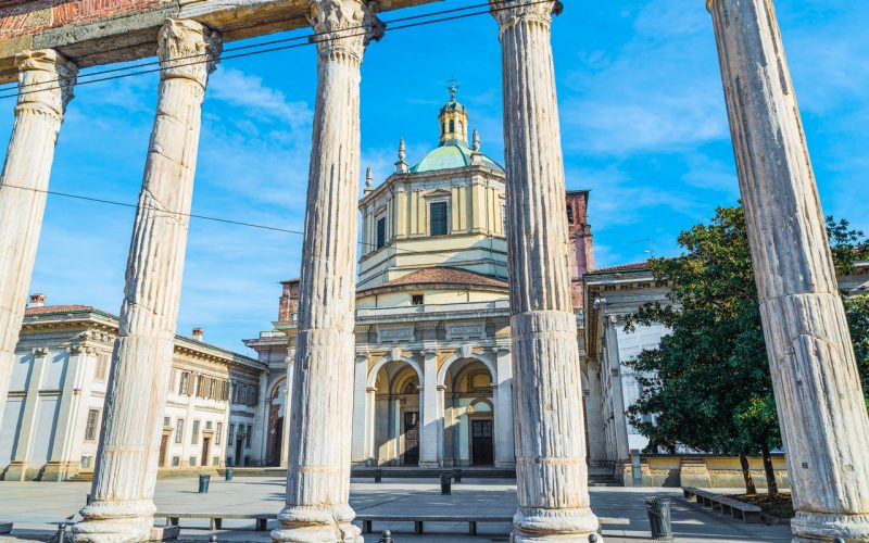 Le colonne e la basilica di S. Lorenzo Maggiore.