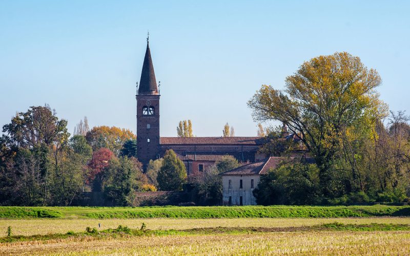 Vista dell’abbazia di Viboldone, nel parco agricolo sud Milano