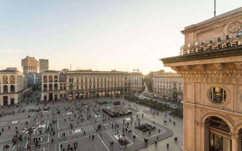 Arengario und der Bodenbelag der Piazza del Duomo