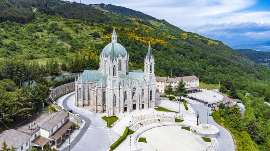 Abfahrt von der Basilika der Addolorata von Castelpetroso, dem spirituellen Herzen des Molise