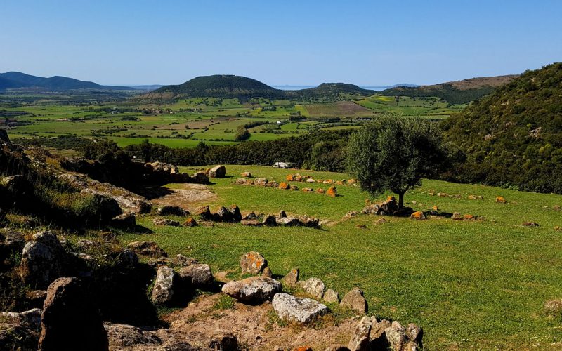 Zwischen Weinbergen und Dünen, ein Sprung in die Vorgeschichte in Richtung des wiedergeborenen Dorfes Tratalias