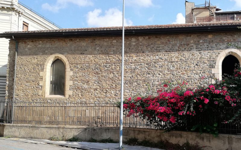 Il prospetto laterale destro della chiesa di Santa Maria degli Alemanni 