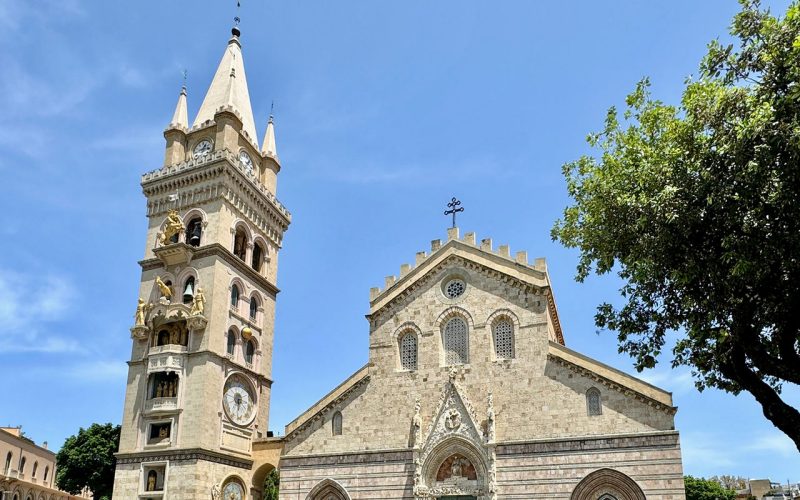 Il Duomo di Messina con il suo svettante campanile e l’orologio astronomico