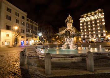 Fontana del Tritone illuminated at night