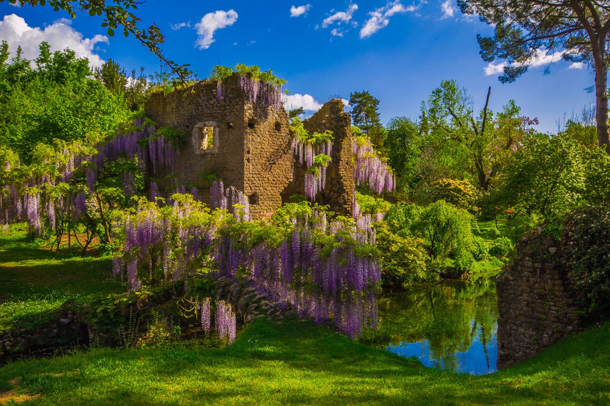 The Garden of Ninfa to visit in Italy Italia.it
