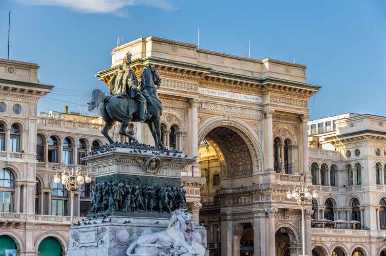 Veduta della Galleria e della statua di Vittorio Emanuele II da Piazza Duomo
