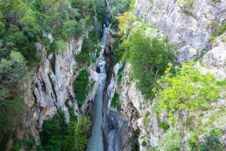 Vista aerea di una delle gole in cui scorre il torrente Raganello