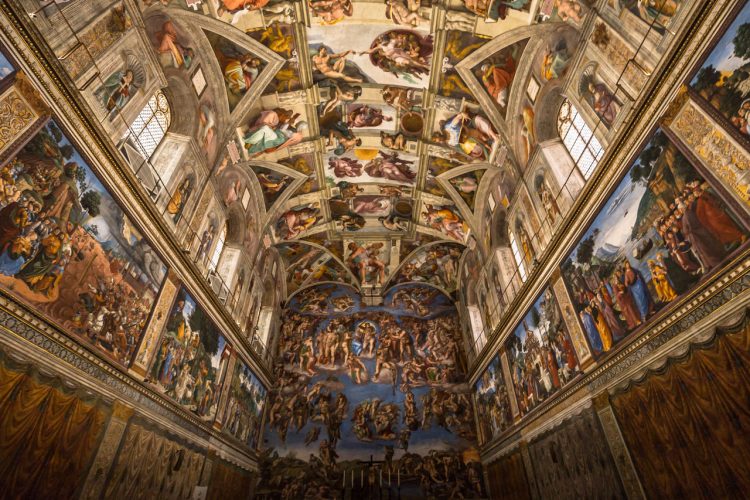 Soffitto e pareti affrescate della Cappella Sistina