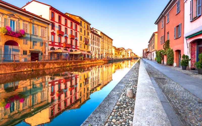 Canal Naviglio Grande de Milán