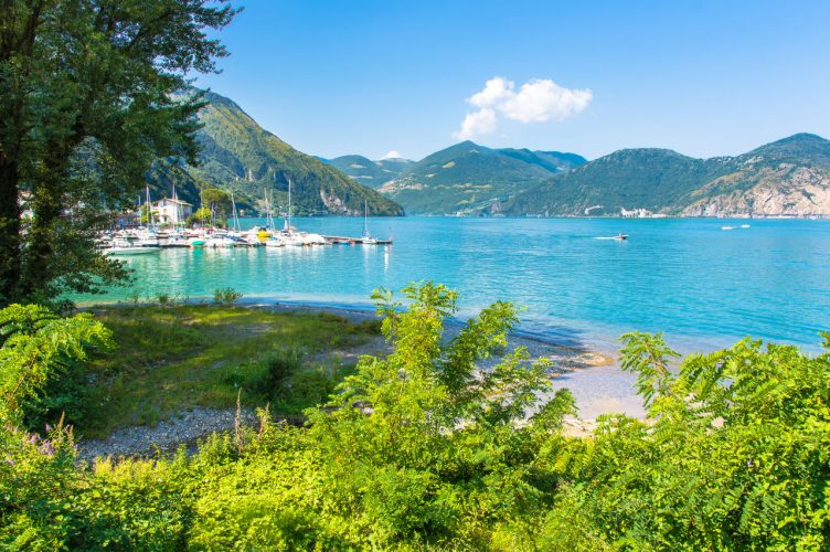 Immagine panoramiche del lago di iseo dalla sponda di Pisogne