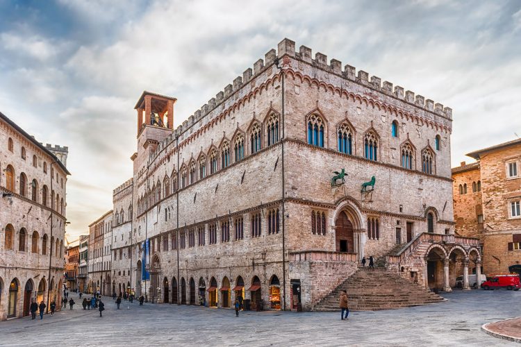 Vista di Palazzo dei Priori nel centro storico di Perugia