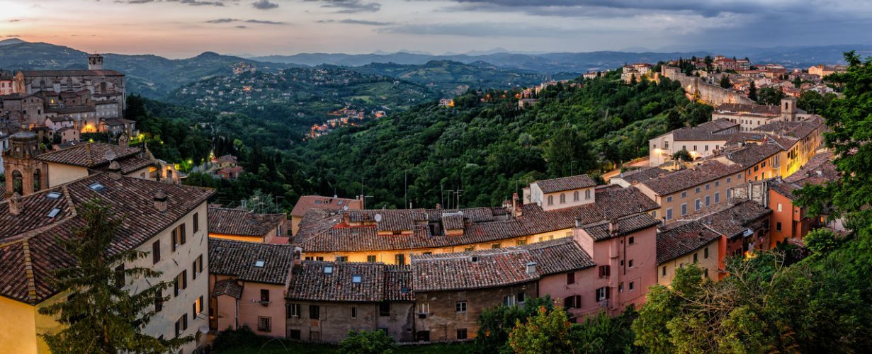 Vista panoramica da Porta Sole sulla città e le colline circostanti