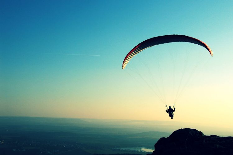 Vista di una persona che fa parapendio