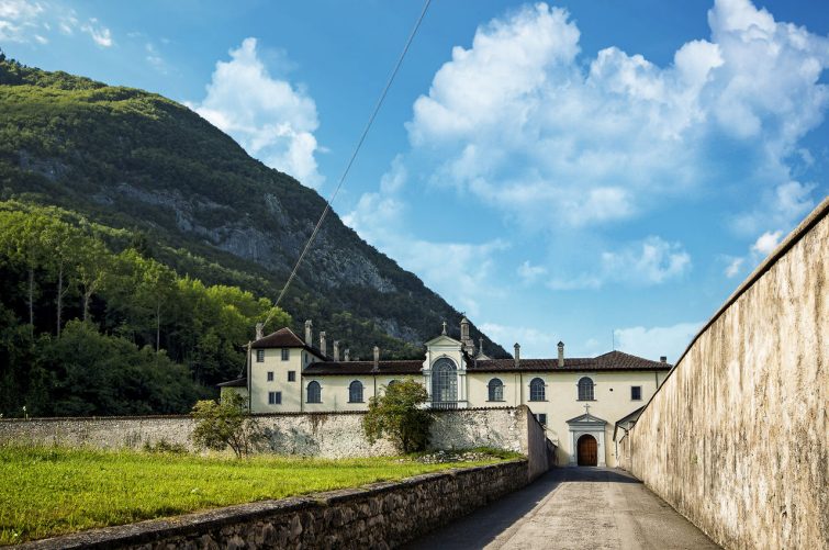 Vista interna dal giardino, lungo le mura di cinta, della Certosa di Vedana