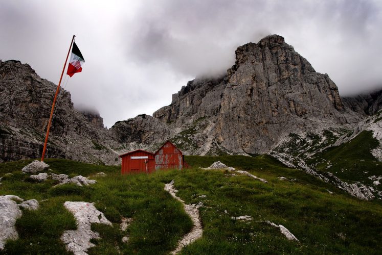 Il Bivacco Feltre, sotto il Gruppo del Cimonega, nel cuore del Parco