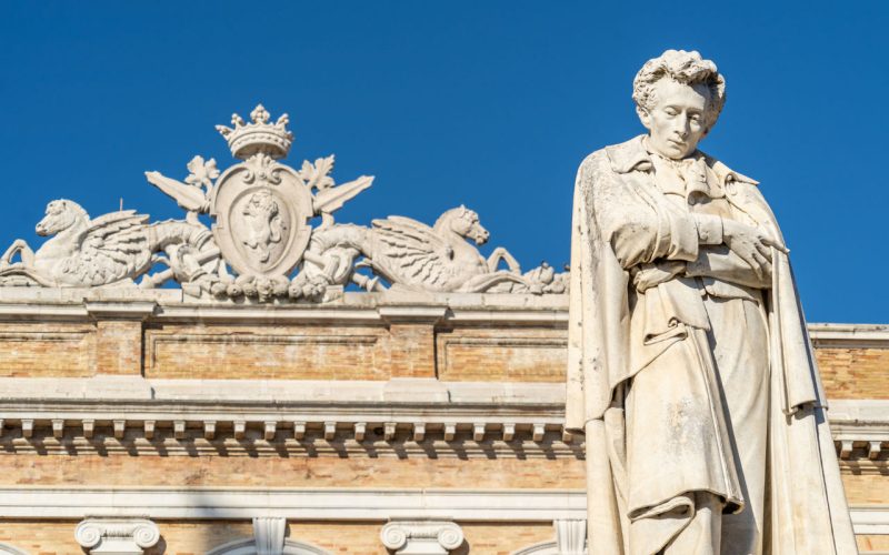 giro d italia 10 statua giacomo leopardi