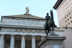 Monumento a Garibaldi davanti il Teatro Carlo Felice