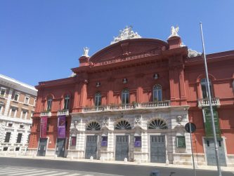 Immagine della facciata esterna del Teatro Petruzzelli