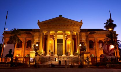 Esterno del Teatro Massimo di Palermo in notturna