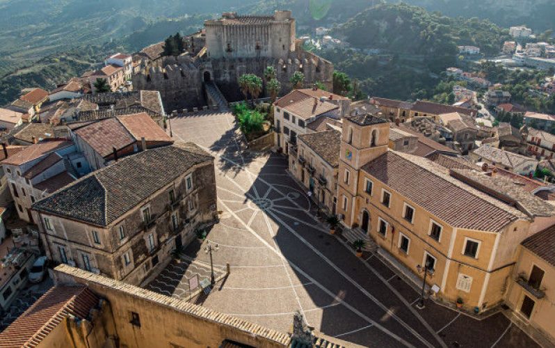 Unspoilt nature to explore and a medieval village to discover: the Val di Neto cycle path and Santa Severina