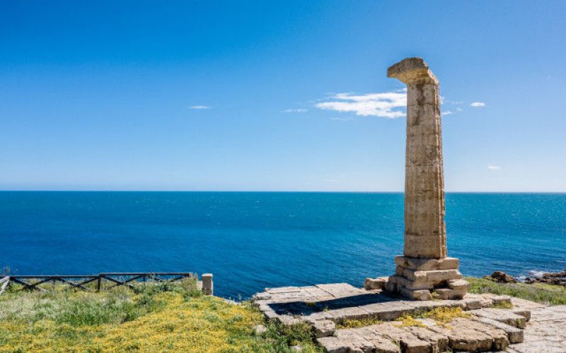 Between the lunar landscape and the suggestion of antiquity: from Cutro to Capo Colonna