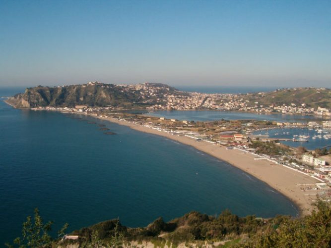 Un viaggio nel paradiso panoramico: dalla vista incantevole del Belvedere di Torregaveta al charme del Porto di Acquamorta