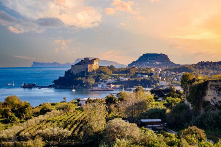Tesori nascosti dei Campi Flegrei: scopri il Castello di Baia, il Parco Archeologico Sommerso e le Terme Romane