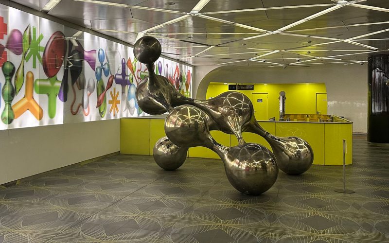 “Synopsis”, sinuosa installazione di Karim Rashid nel mezzanino della fermata Università della linea 1