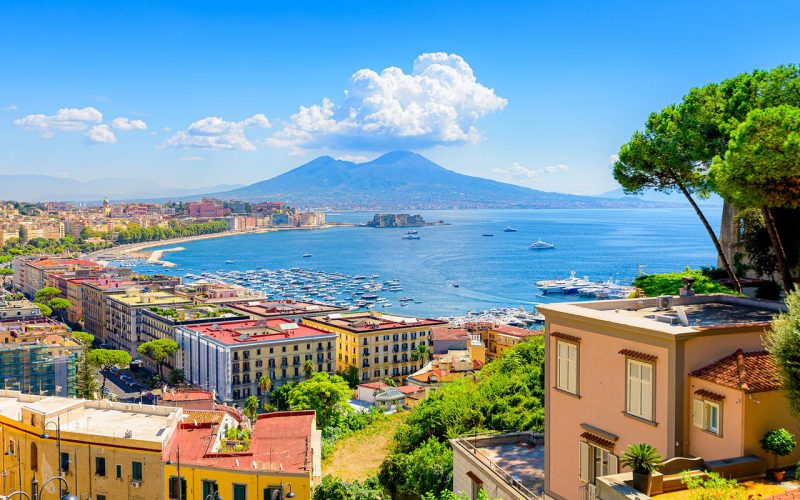 Vista del golfo di Napoli da Posillipo, con il Vesuvio sullo sfondo