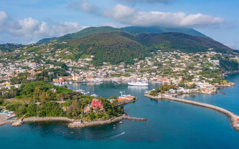 Vista del porto d’Ischia