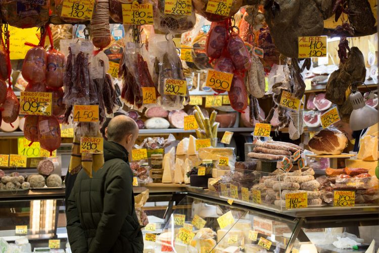 Banco di salumi e formaggi al mercato