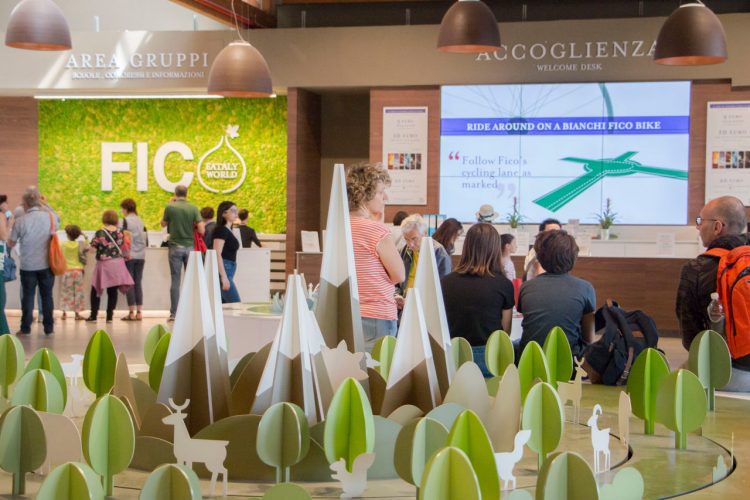 Una sala di Fico Eataly World piena di gente