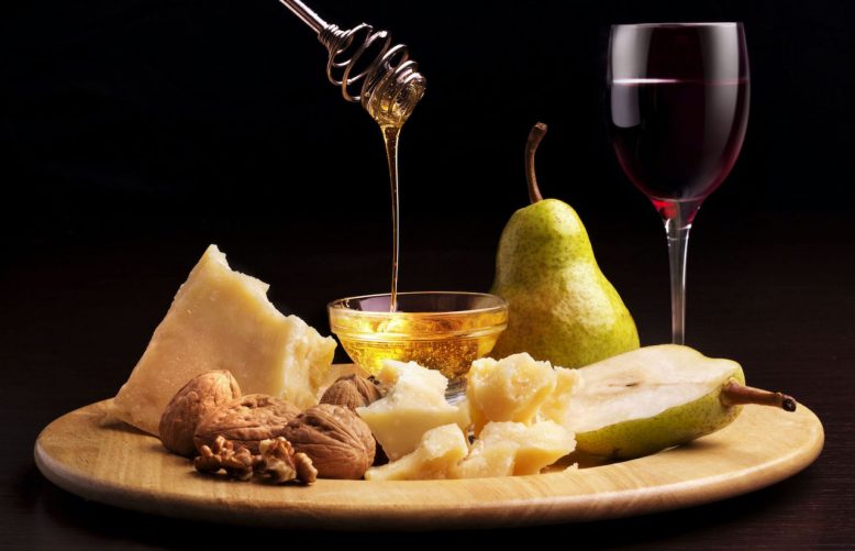 Parmigiano in abbinamento con pere, noci e miele