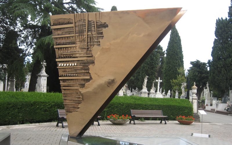 La Grande Prua di Arnaldo Pomodoro nel cimitero monumentale di Rimini