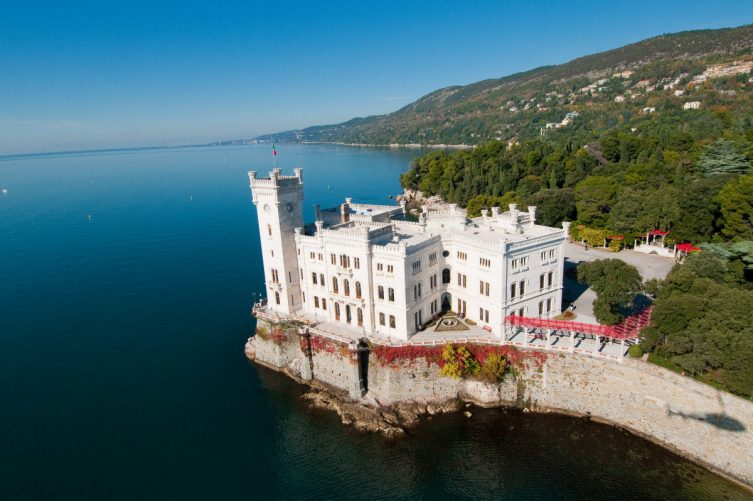 Tra Castelli e Scogliere: un'escursione indimenticabile da Miramare a Duino