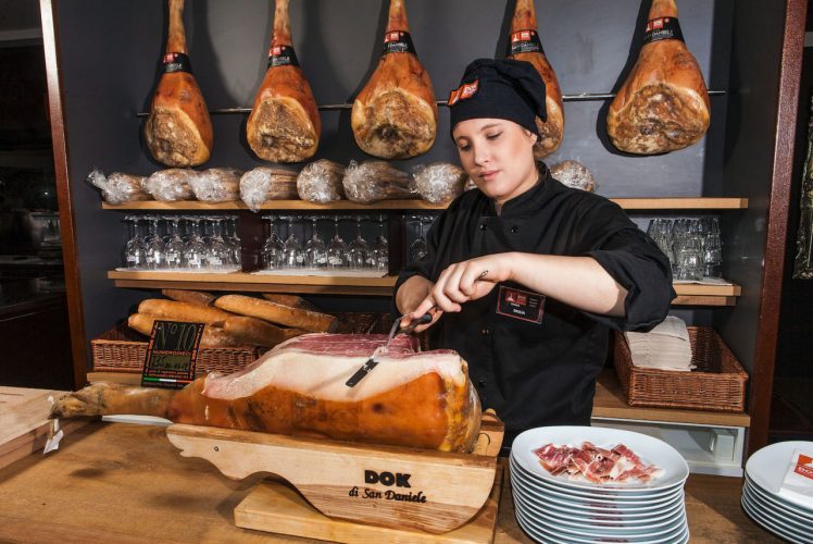 Taglio a mano di prosciutto San Daniele