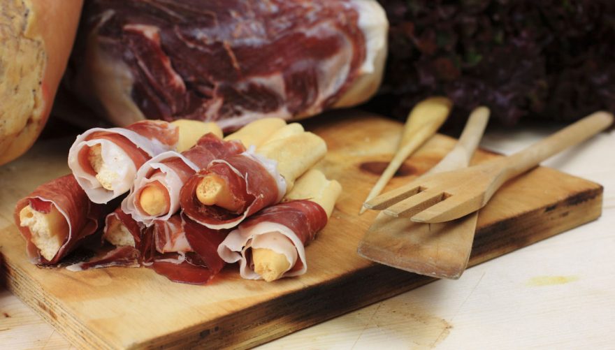 Prosciutto San Daniele arrotolato su dei grissini