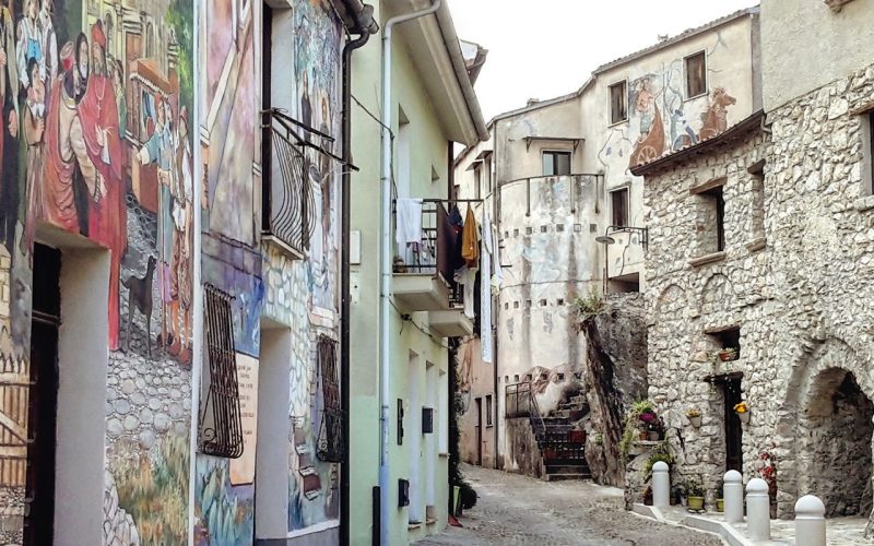 Murales nel centro storico di Sant’Angelo Le Fratte, nella valle del Melandro