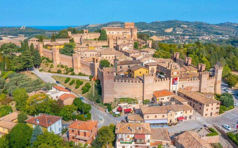 Veduta aerea di Gradara; in alto si staglia la Rocca Malatestiana
