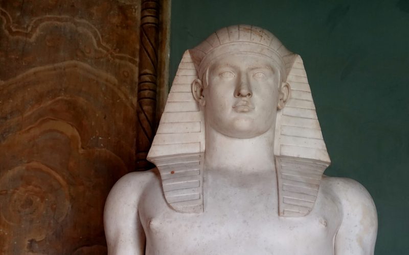 Dettaglio della statua di Osiri-Antinoo proveniente dal Serapeo della Villa Adriana di Tivoli, esposto nel Museo Gregoriano Egizio.
