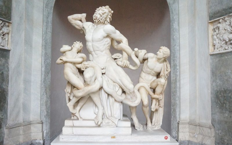 Il gruppo scultoreo del Laocoonte esposto nel cortile Ottagono del Museo Pio Clementino.
