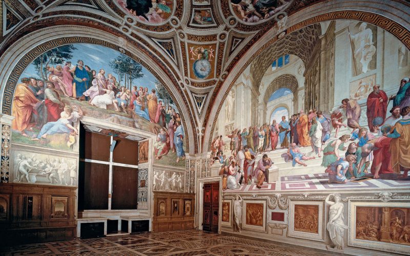 La stanza della Segnatura, una delle quattro stanze di Raffaello, con gli affreschi della Scuola di Atene e del Parnaso.