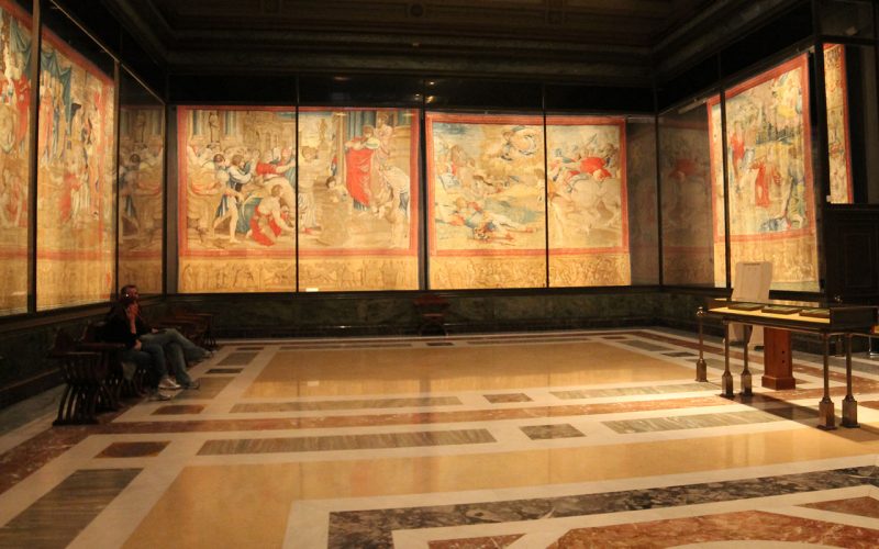 La sala VIII della Pinacoteca Vaticana, con gli arazzi e la Madonna di Foligno di Raffaello.