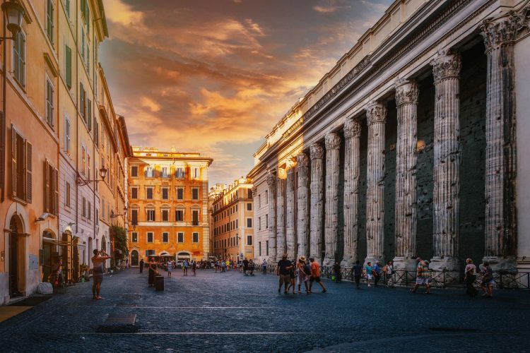 Vista di Piazza di Pietra e del Tempio di Adriano