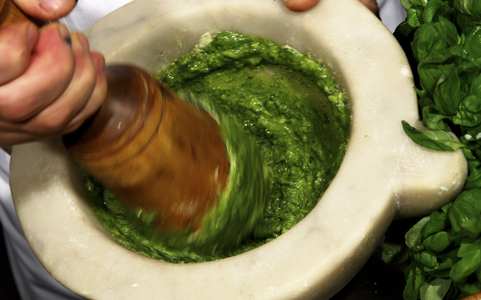 Lezioni di cucina in Liguria come fare il pesto Italia.it