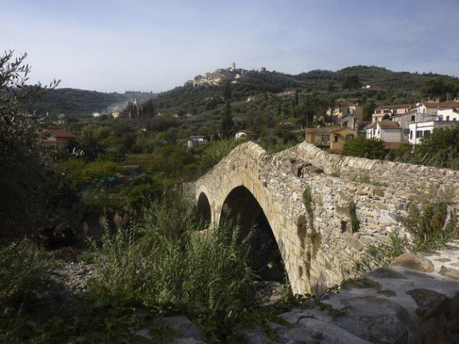 From the village of Moltedo to the village of Caramagna Ligure