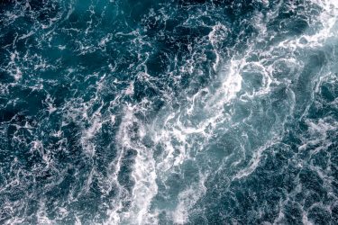 Foto aerea della superficie del mare agitata dalle onde.